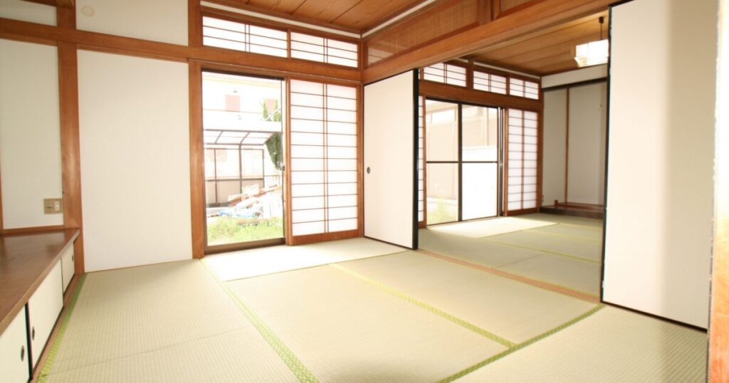 襖と障子に囲まれた明るい畳敷きの続き間