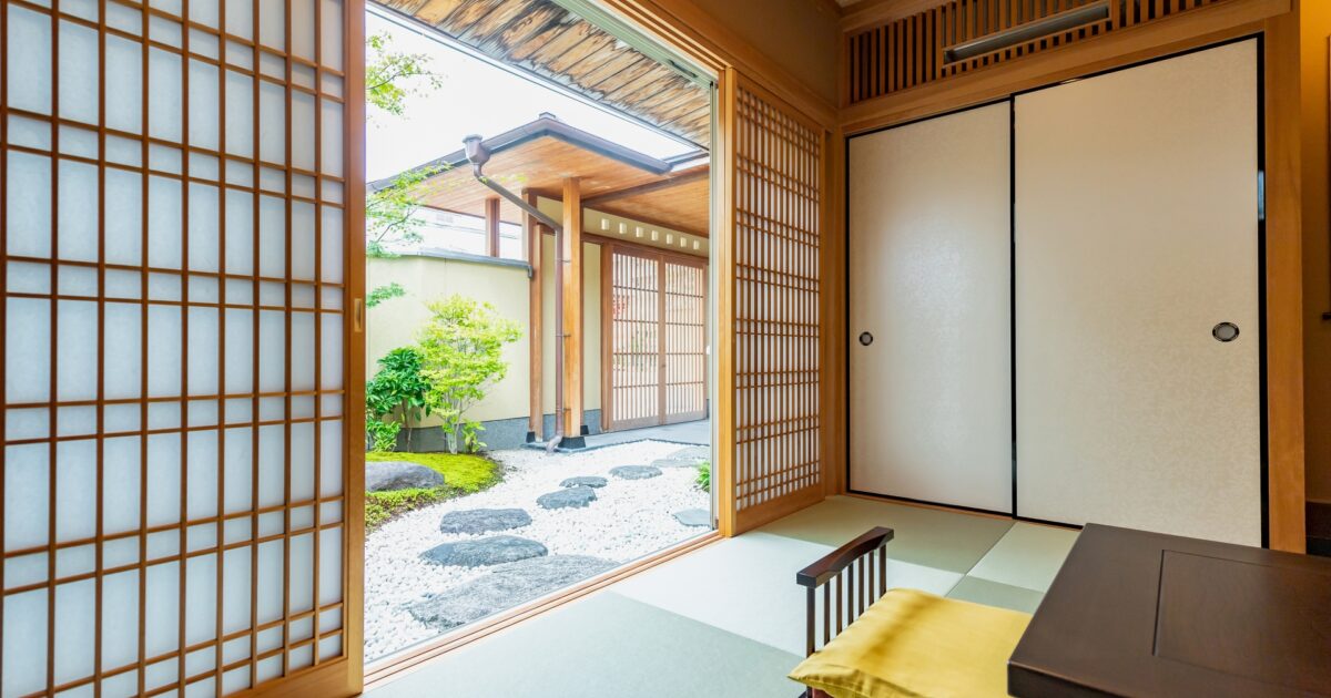 障子と庭園が見える落ち着いた雰囲気の和室