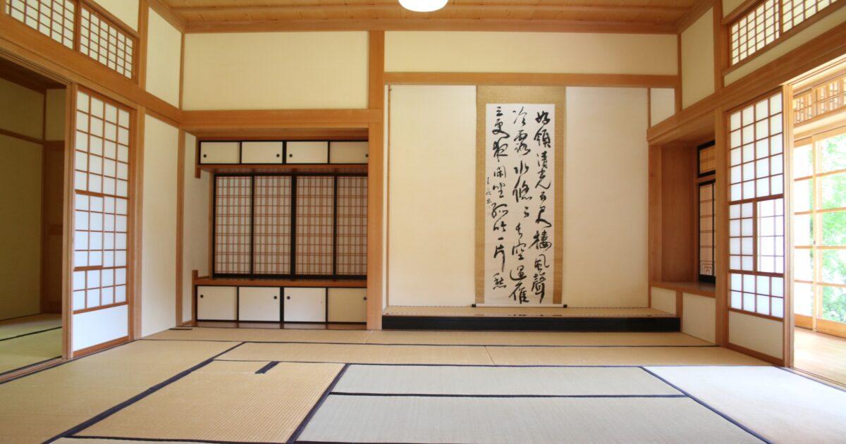 書と床の間がある伝統的な数寄屋造りの和室