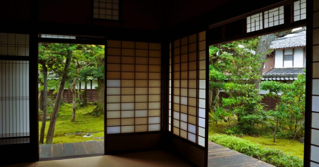 苔庭が広がる静かな雰囲気の縁側付きの和室