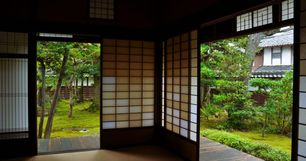苔庭が広がる静かな雰囲気の縁側付きの和室