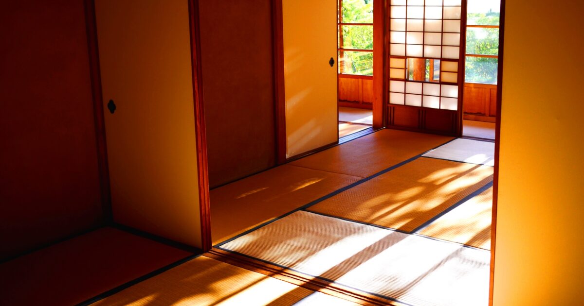 夕日が差し込む障子と襖に囲まれた趣のある和室
