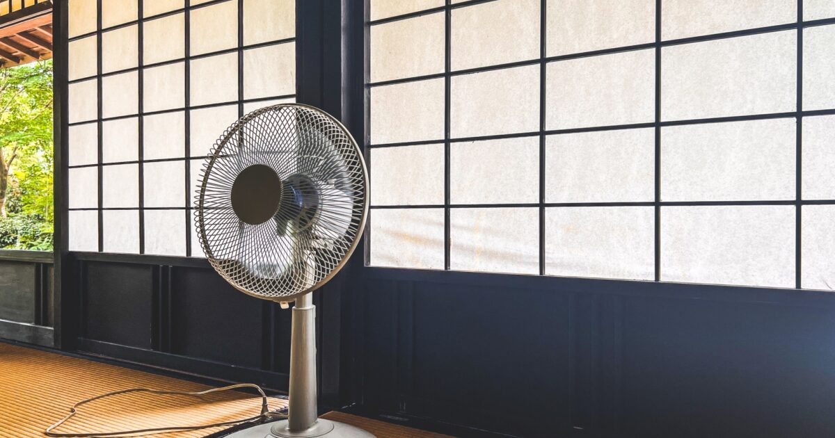 障子のある和室に置かれたレトロな電気扇風機