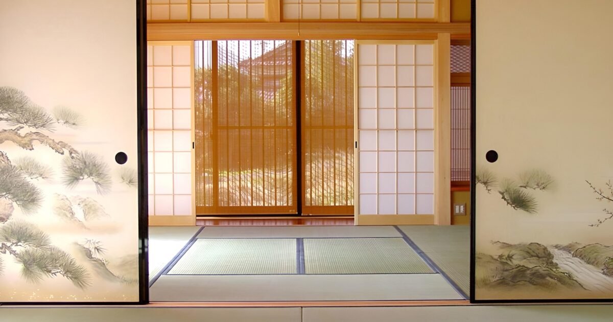 襖に松の絵が描かれた伝統的な和室の明るい空間
