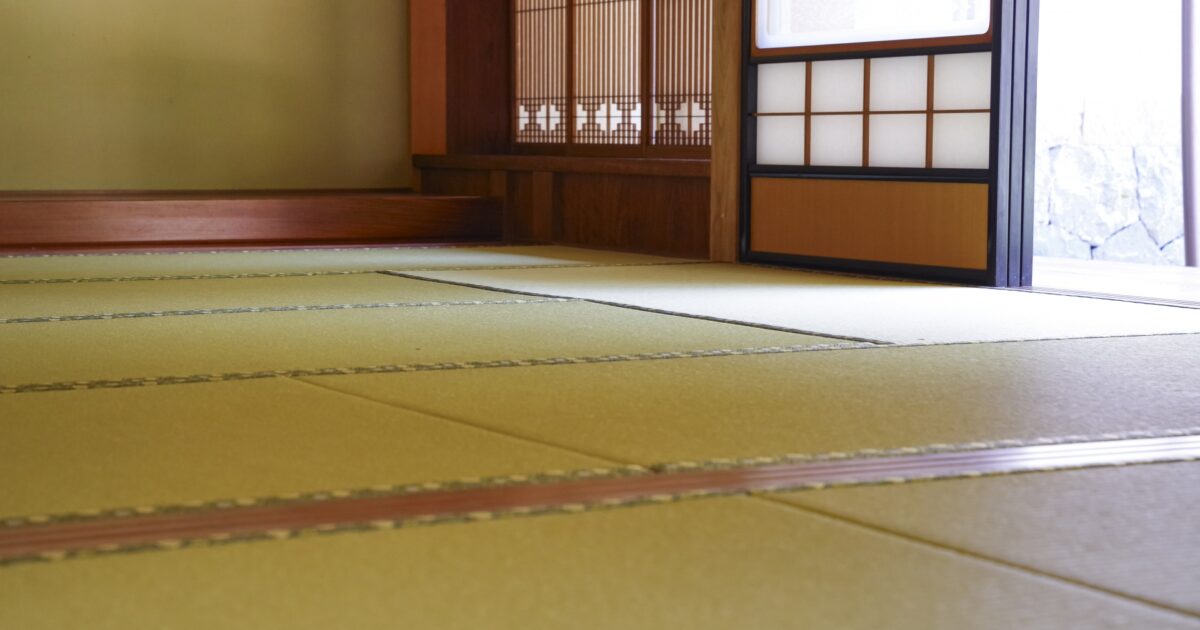 障子と床の間がある落ち着いた和室の畳敷き