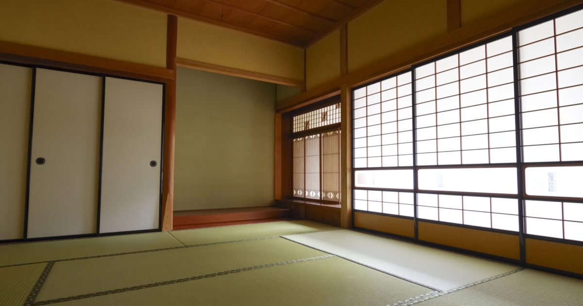 障子と襖がある日本家屋の静かな和室空間