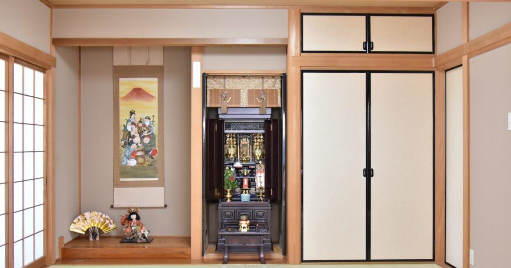 和室の仏壇と床の間のある伝統的な日本家屋の一室